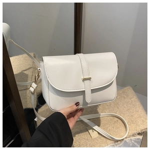 Dettaglio della borsa a tracolla in pelle bianca con elegante fibbia in metallo dorato