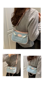 Detail der Jeans-Schultertasche mit rosa Lederbesatz und eleganter Perlenketten-Deko
