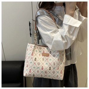 Détail du sac fourre-tout gaufré blanc avec imprimés ours mignons et bandoulière en cuir