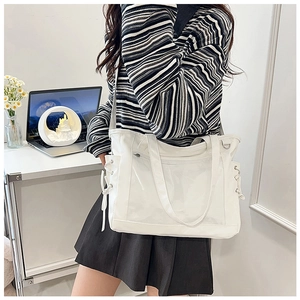 Sac fourre-tout blanc avec fenêtre transparente et cordon de serrage porté par un mannequin
