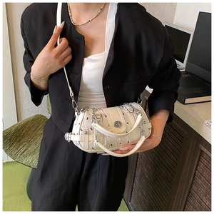 Détail d'un sac bandoulière matelassé blanc crème avec motifs lapins noirs et fermoir