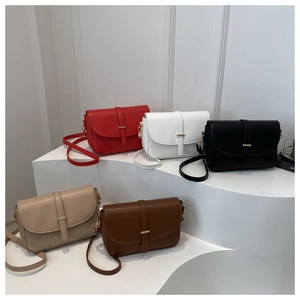 Cinque borse a tracolla minimaliste in vari colori con eleganti dettagli in metallo oro
