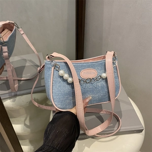 Schicke hellblaue Jeans-Schultertasche mit rosa Lederbesatz und glitzernden Strasssteinen