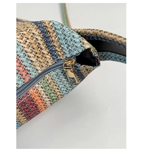 Gros plan du sac de plage tissé coloré montrant le zip doré et les textures