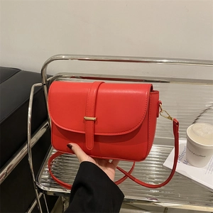 Borsa a tracolla minimalista in pelle rossa con elegante fibbia in metallo dorato