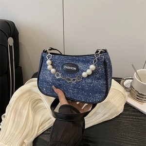 Blaue Jeans-Schultertasche mit weißen Punkten und dekorativer Perlenkette