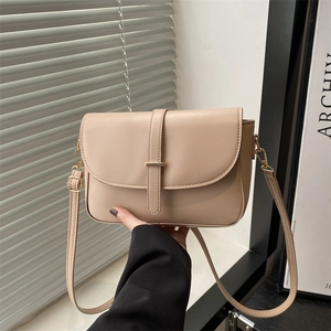 Borsa a tracolla minimalista in pelle beige concia al vegetale con hardware oro chiaro