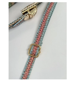 Détail de la bandoulière tissée aux motifs rose et bleu avec boucle en métal doré