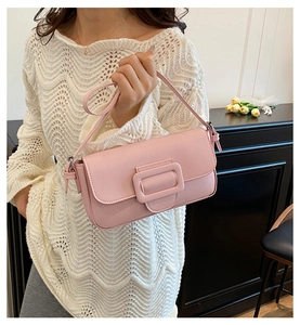 Sac à bandoulière baguette rose chic avec grande boucle décorative et fine lanière en cuir