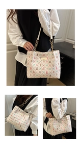 Vues détaillées du sac cabas crème avec motifs d'ours roses et bandoulière en chaîne