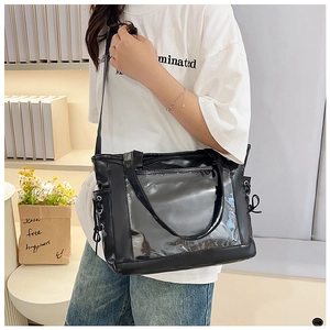 Détail du sac ita en PU noir avec fenêtre transparente et lacets sur les côtés