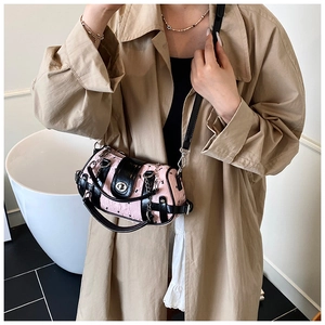 Modèle portant un sac Boston rose et noir avec motifs de cœurs et bandoulière