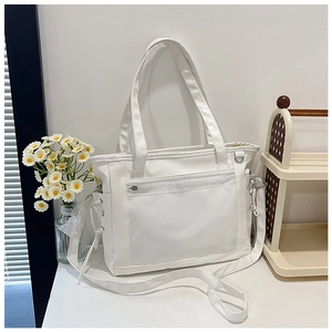 Détail du sac bandoulière blanc minimaliste avec poches latérales à cordon serrage