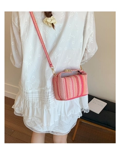 Détail du sac à bandoulière tissé avec sangle jacquard et boucle dorée brillante