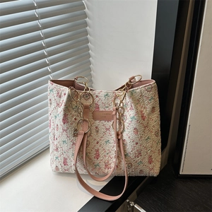 Sac cabas à fleurs avec anses en cuir rose et texture gaufrée pour un style estival