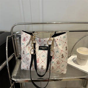 Grand sac cabas tendance avec motifs d'ours en relief et bandoulière chaîne dorée