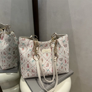 Sac fourre-tout blanc matelassé avec imprimés ours mignons et anses à chaîne dorée