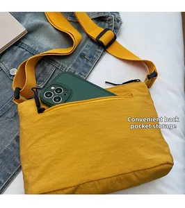 Borsa a tracolla in nylon giallo con tasca posteriore a zip per riporre lo smartphone