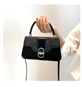 Detailansicht der schwarzen PU-Tasche mit Silberpailletten und Metallverschluss