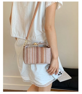 Détail du sac bandoulière tissé bohème avec rayures verticales et fermoir doré en métal
