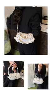 Sac bandoulière beige chic avec imprimés papillons et détails de chaîne argentée