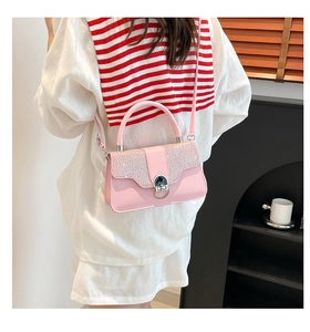 Detailansicht der rosa Glitzer-Klappe der strukturierten Ledertasche mit Silberschnalle