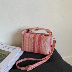 Sac bandoulière tissé à rayures roses et oranges avec fermoir en métal doré élégant
