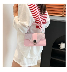 Detail einer rosa Handtasche mit Paillettenklappe und silberner Rundschnalle für Damen