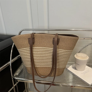 Grand sac cabas tissé en paille à rayures avec des anses en cuir marron