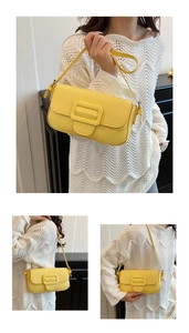 Vue détaillée d'un sac baguette jaune vif avec une boucle décorative carrée élégante