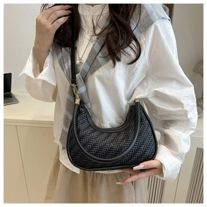 Détail du sac hobo croissant tissé noir montrant la texture et la bandoulière