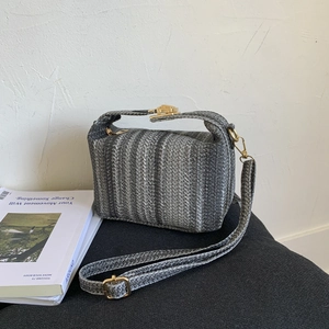 Sac bandoulière tissé à rayures élégantes avec boucle dorée et bandoulière réglable