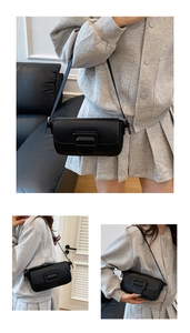 Détail de la bandoulière réglable et du sac sous le bras noir avec boucle carrée