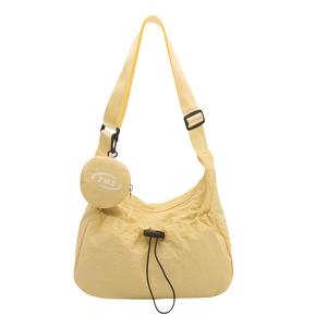 Hellgelbe Nylon-Umhängetasche in Halbmondform mit verstellbarem Gurt und ZME-Beutel