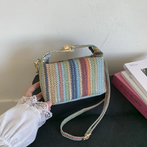 Sac à bandoulière tissé à rayures colorées avec fermoir doré pour vacances à la mer