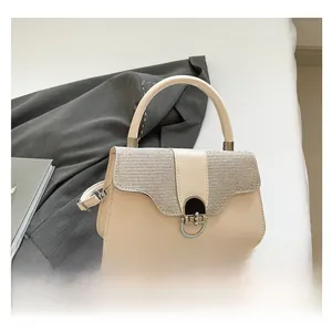 Detail der beigen PU-Leder-Schultertasche mit silberner Glitzerklappe in Wellenform und Metallschnalle