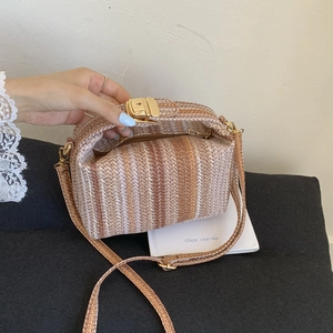 Sac bandoulière tissé à rayures avec boucle en métal doré pour la plage et le quotidien