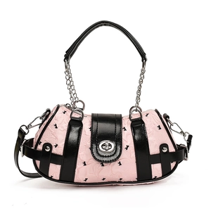 Sac Boston rose et noir avec tissu texturé, poignée en chaîne argentée et fermoir rotatif