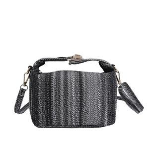 Sac bandoulière tissé à rayures gris et noir avec détails métalliques dorés chic