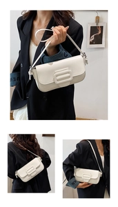 Détail d'un sac sous le bras en cuir PU blanc avec une boucle carrée élégante et décorative