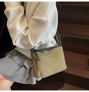 Dettaglio della borsa a tracolla in nylon verde oliva con tracolla regolabile