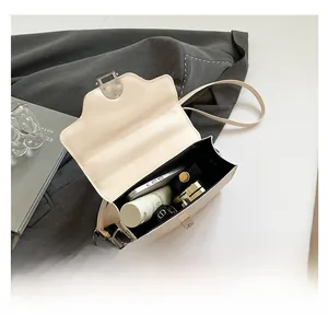Detailansicht der cremefarbenen PU-Ledertasche mit Innenraum für Alltagsgegenstände