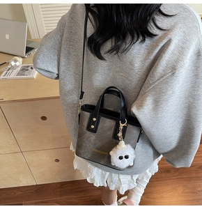 Détail du sac seau en toile avec breloque monstre en peluche et texte Fashion & Bags