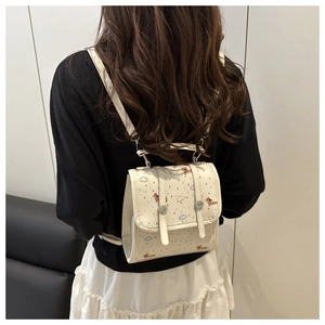 Stilvoller kleiner weißer Damenrucksack mit süßem Dackel- und Wolkenmuster-Design