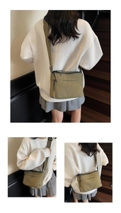 Viste multiple di una borsa a tracolla in nylon verde militare con tracolla regolabile sulle scale