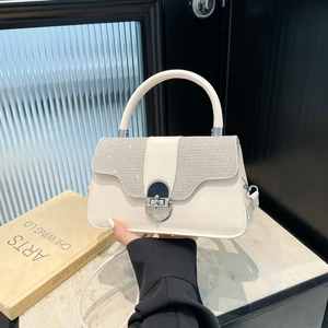 Elegante cremeweiße quadratische Handtasche mit kristallbesetzter Klappe und Schloss