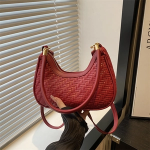 Elegante borsa hobo rossa intrecciata con tracolla regolabile e cerniera dorata