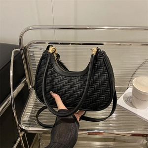 Sac hobo tressé noir minimaliste en forme de croissant avec détails dorés chic