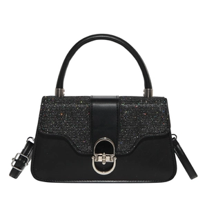 Minimalistische schwarze Leder-Unterarmtasche mit glitzernder Klappe und Silberschloss