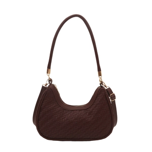 Sac hobo en croissant tissé marron foncé avec bandoulière réglable et détails dorés